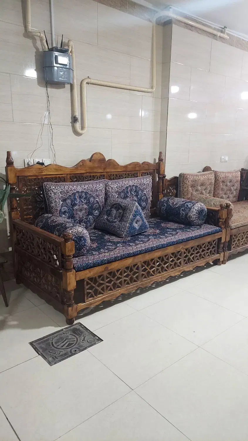 تخت سنتی ابزار خورده بدون واسطه|مبلمان خانگی و میز عسلی|کرج, پیشاهنگی|دیوار