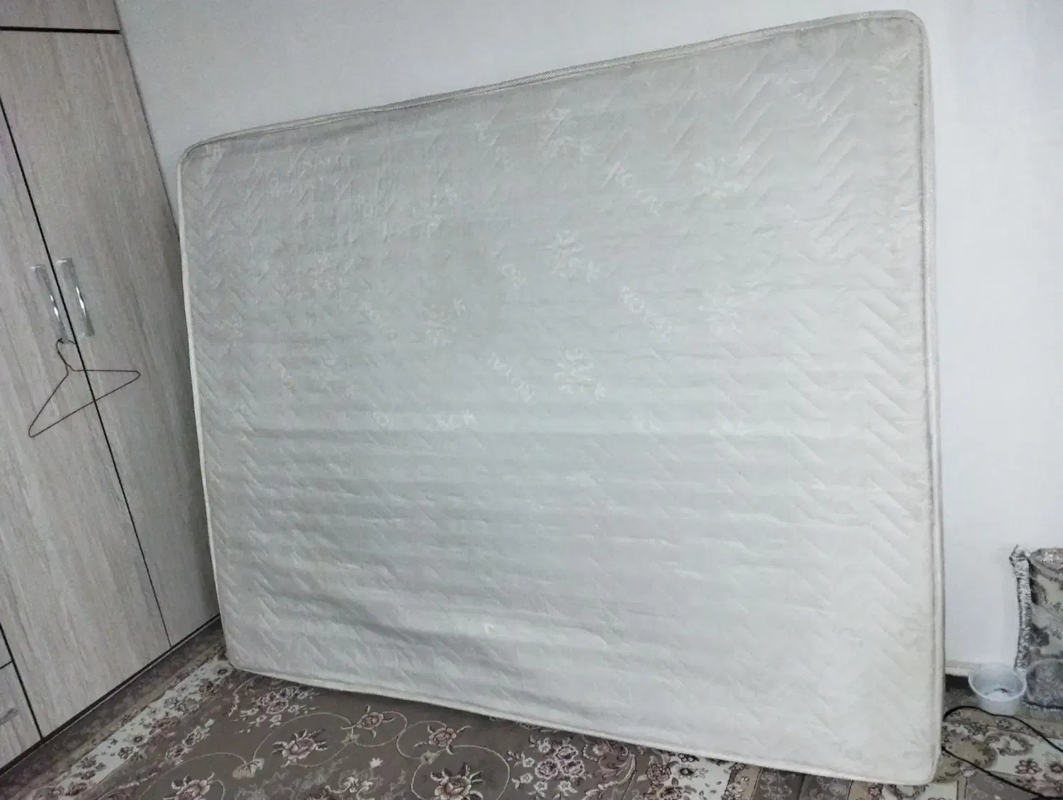 تشک سفید طبی تشک زرد ساده میباشد|تشک تختخواب|اردبیل, |دیوار