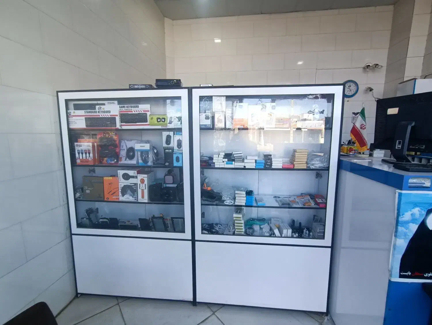 فروش چند عدد کمد و دکور مغازه تعمیرات موبایل|فروشگاه و مغازه|قائن, |دیوار