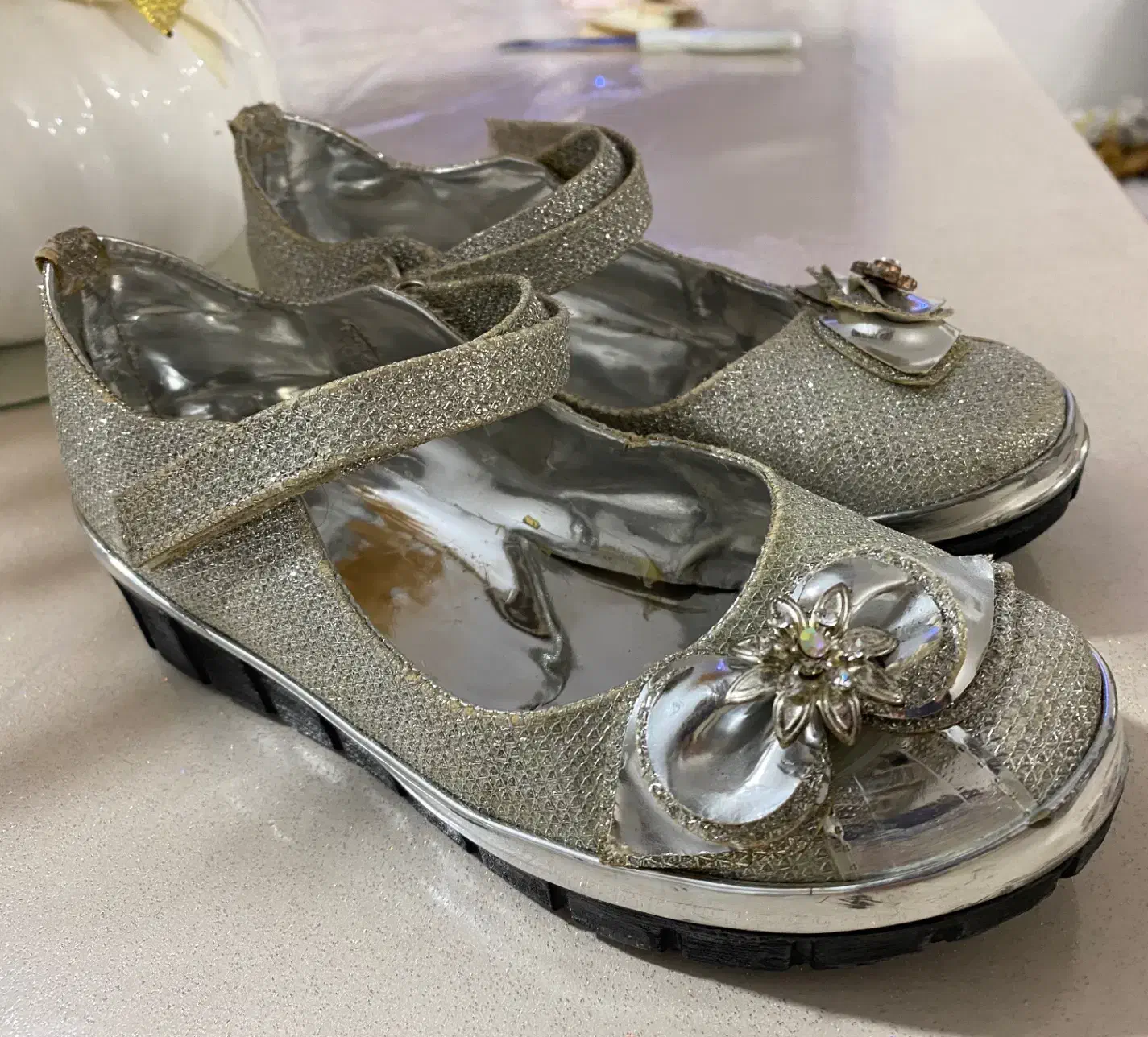 کفش بچگانه|کیف، کفش، کمربند|میانه, |دیوار