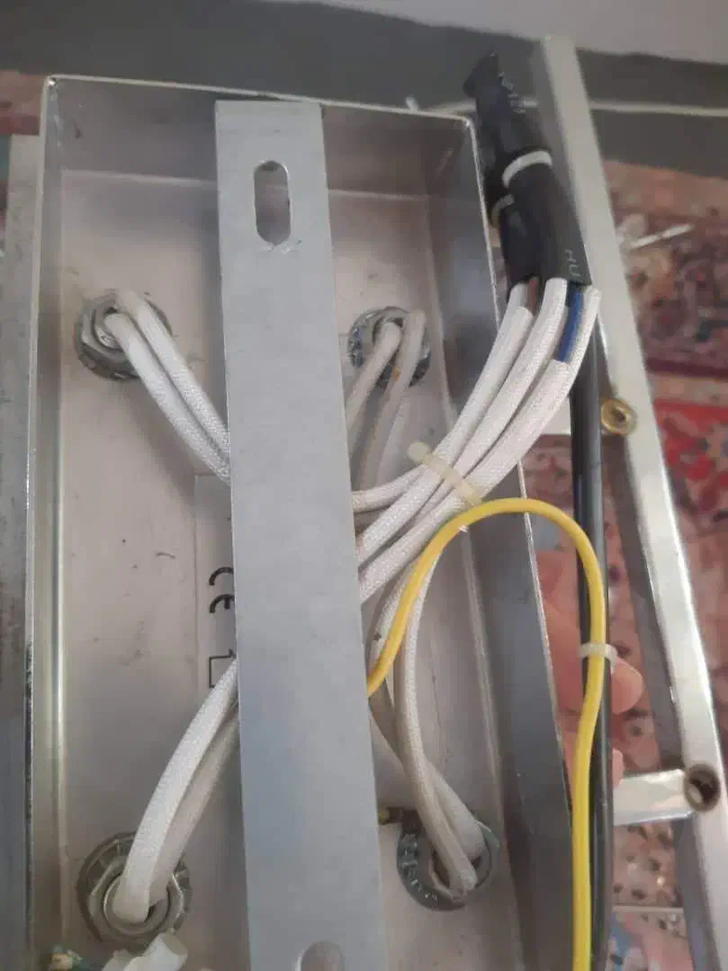 لوستر چهار شاخه، کاملا سالم، با دو لامپ سالم|لوستر و چراغ آویز|رشت, چله خانه|دیوار