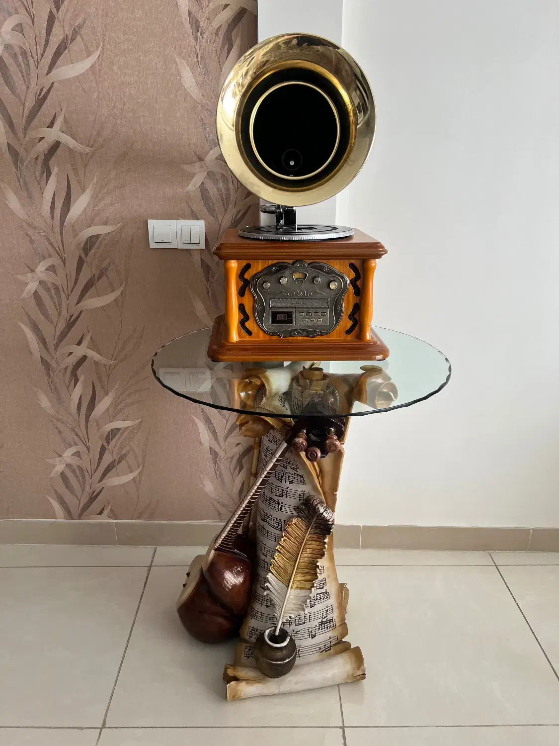 گلدان و گرامافون همراه با میزش|گل مصنوعی|همدان, |دیوار