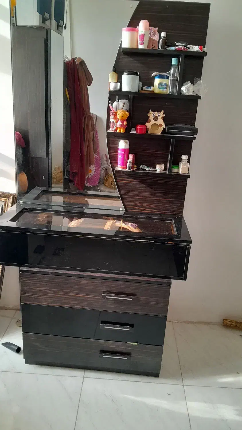 یک عدد ویترین تمیز وشیک به همراه سرویس خواب|تخت و سرویس خواب|فولادشهر, فولادشهر|دیوار