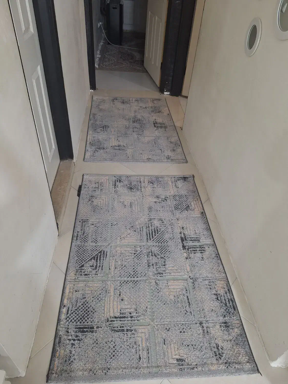 یک در یکو نیم|فرش|گلبهار, شهر جدید گلبهار|دیوار