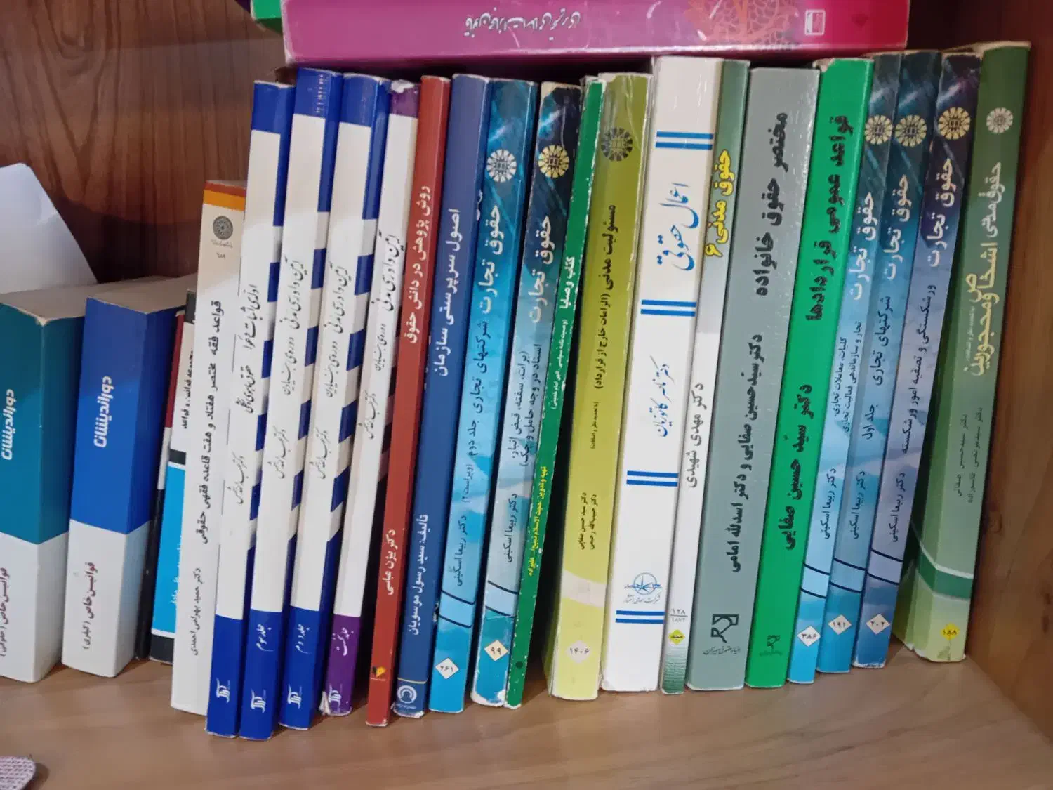 تعدادی کتاب حقوقی بفروش میرسد|کتاب و مجله آموزشی|آمل, |دیوار