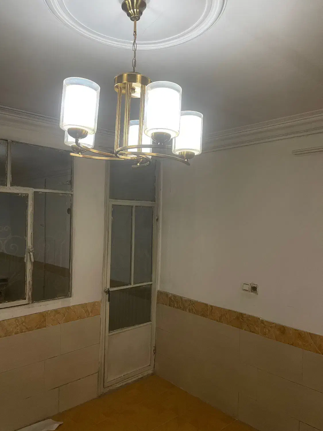 لوستر|لوستر و چراغ آویز|رباط‌کریم, رباط‌کریم|دیوار