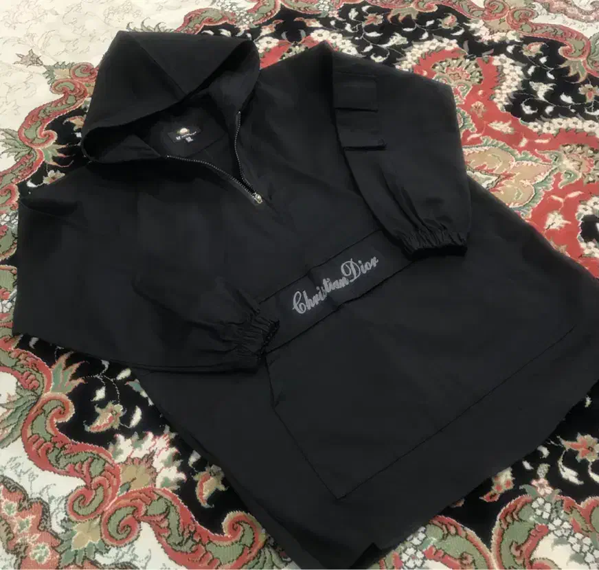 تعدادی لباس|لباس|شیراز, دشت چنار|دیوار