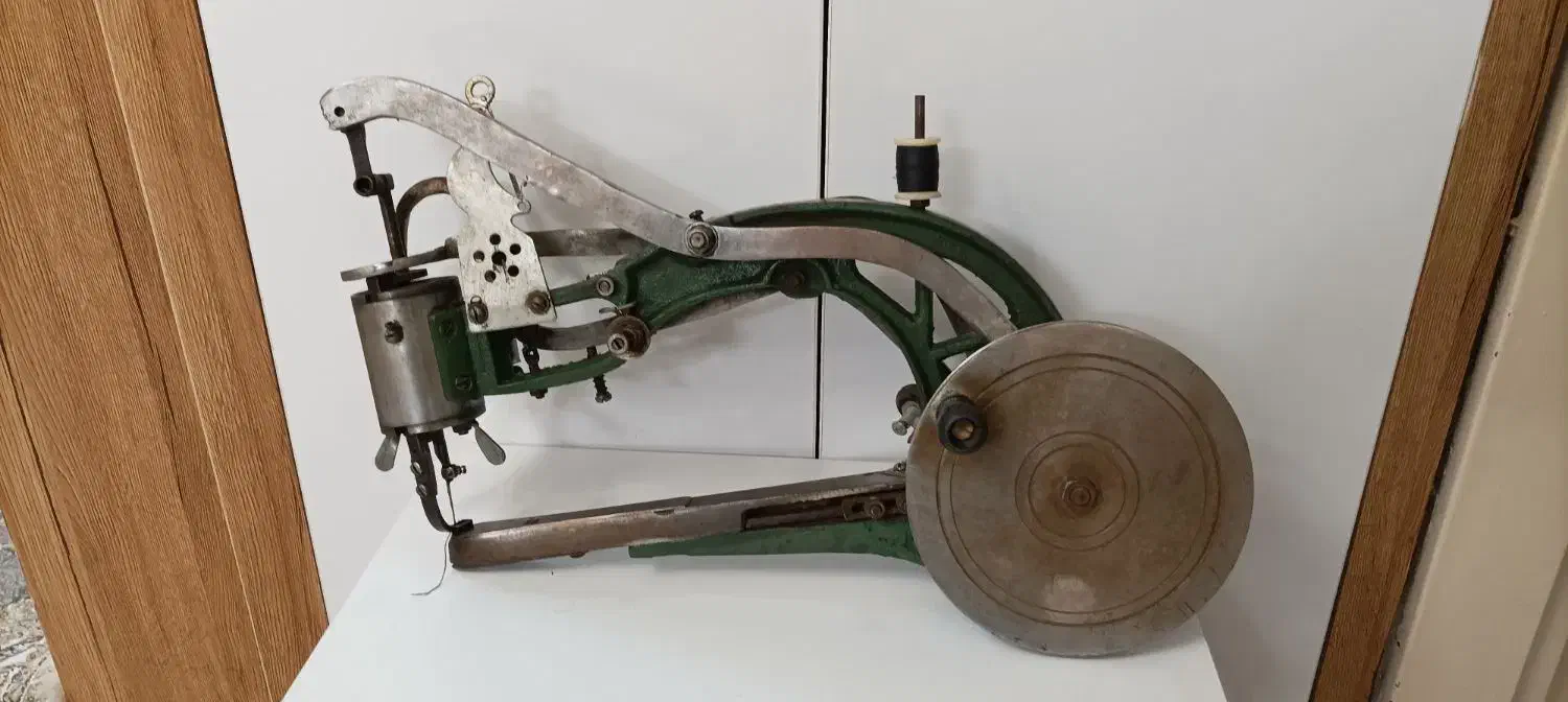 چرخ خیاطی قدیمی|کلکسیون اشیاء عتیقه|زنجان, |دیوار