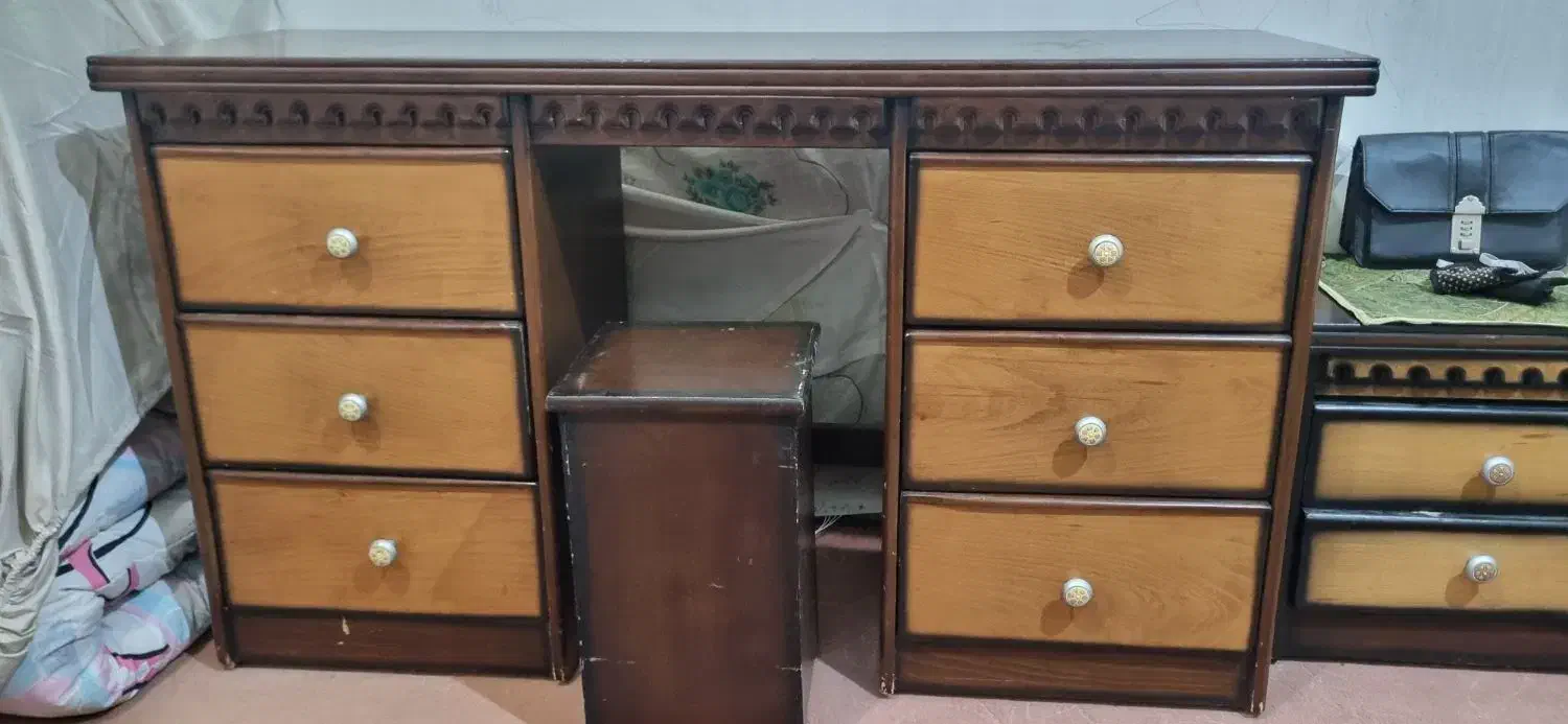 یک عدد میز ارایش با ایینه|آرایشگاه و سالن‌های زیبایی|لنجان, |دیوار