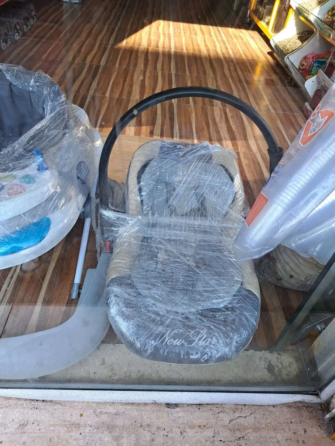 ست کالسکه،روروئک،کریر،و لگن حمام|کالسکه و لوازم جانبی|اندیشه, اندیشه فاز ۱|دیوار