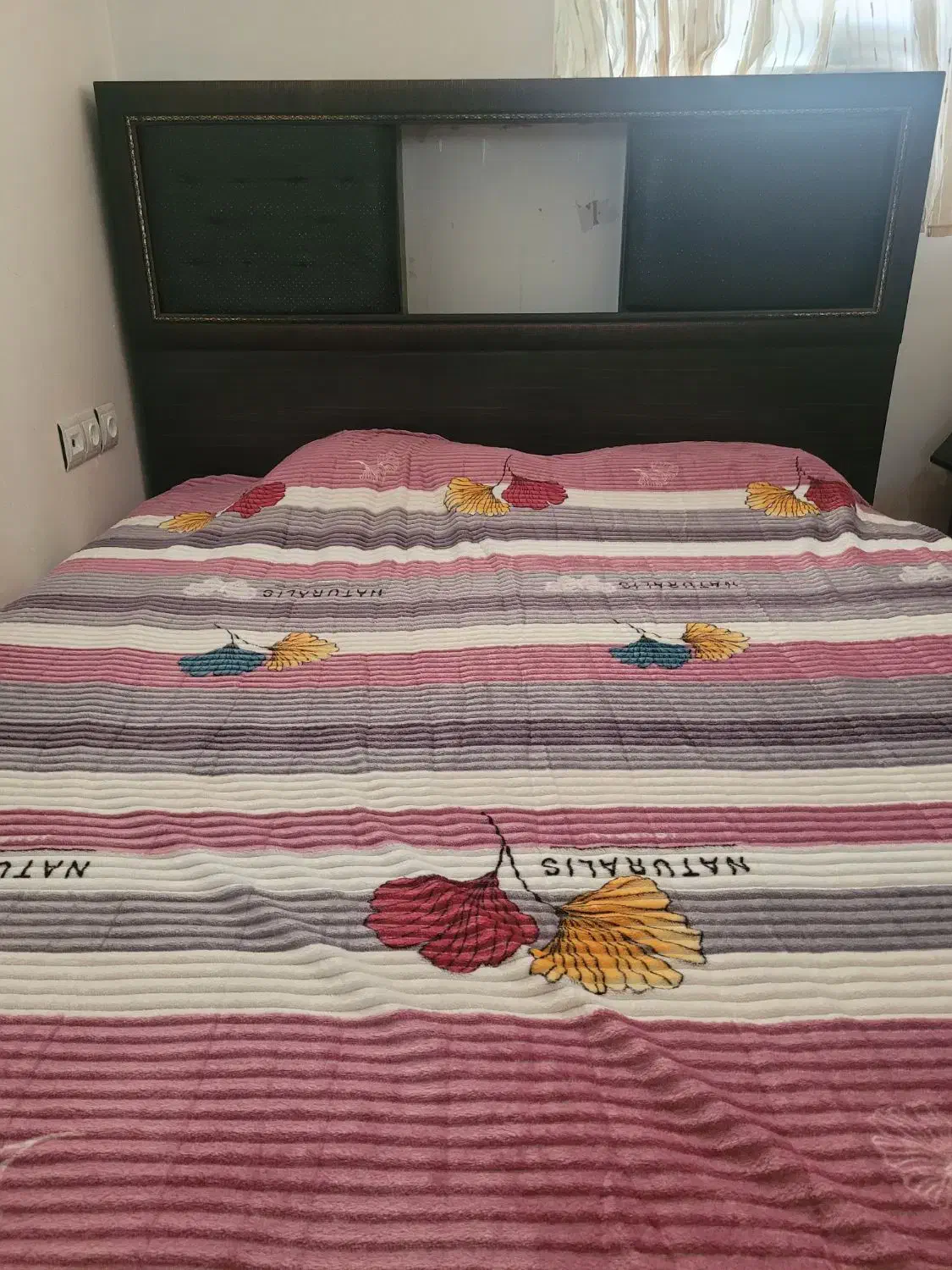 سرویس خواب در حد نو|تخت و سرویس خواب|شازند, |دیوار