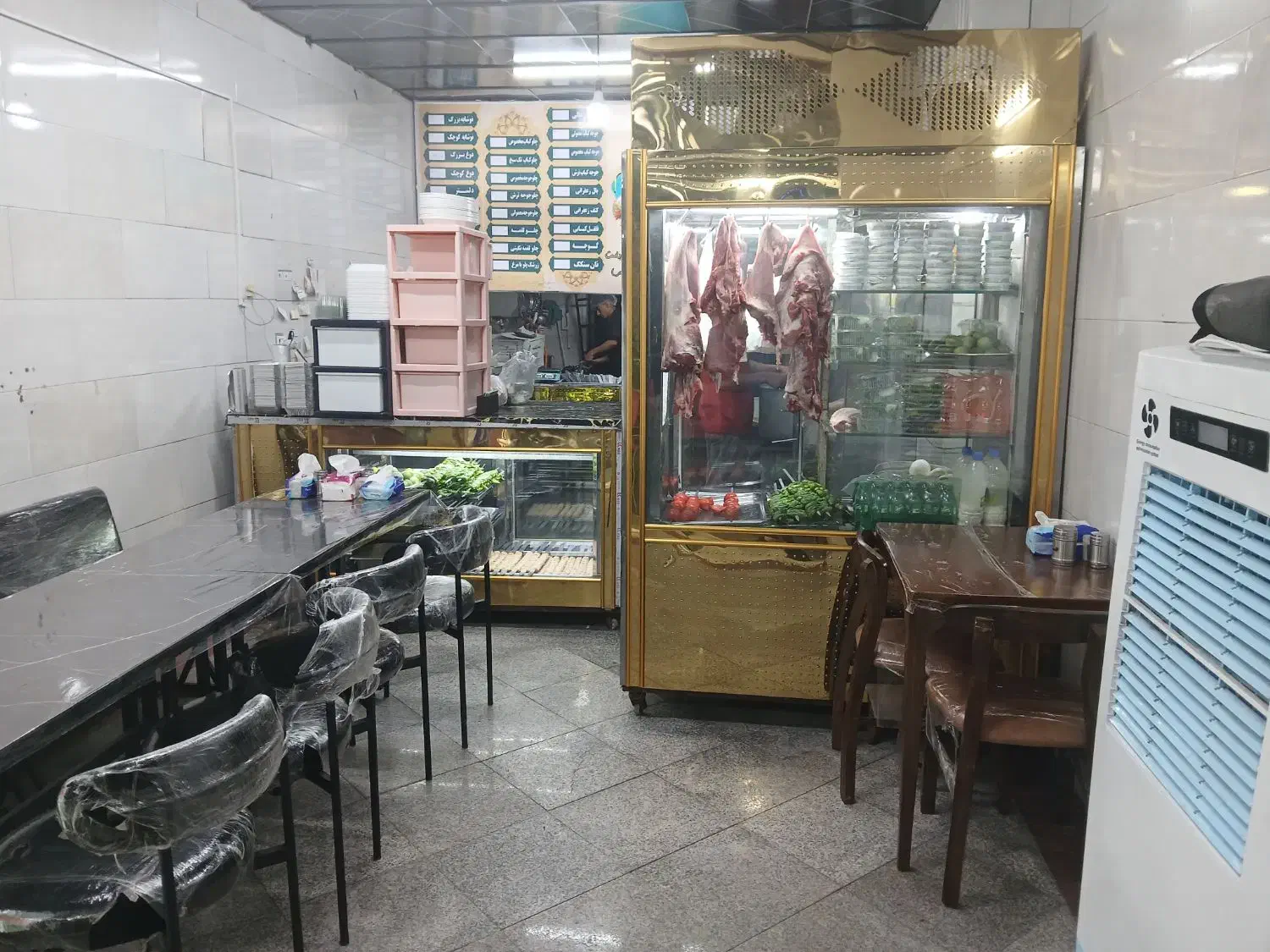 به تعدادی کارگرساده .کباب پز یاکباب زن نیازمندیم|استخدام خدمات فروشگاه و رستوران|تهران, قصر فیروزه ۲|دیوار