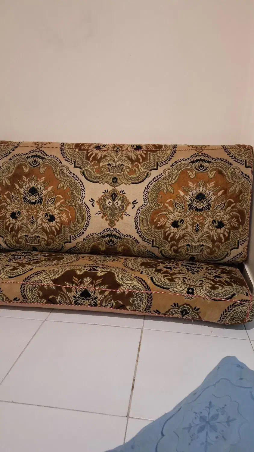 پشتی کناره ماشینی|پشتی|اصفهان, کوی گلزار|دیوار