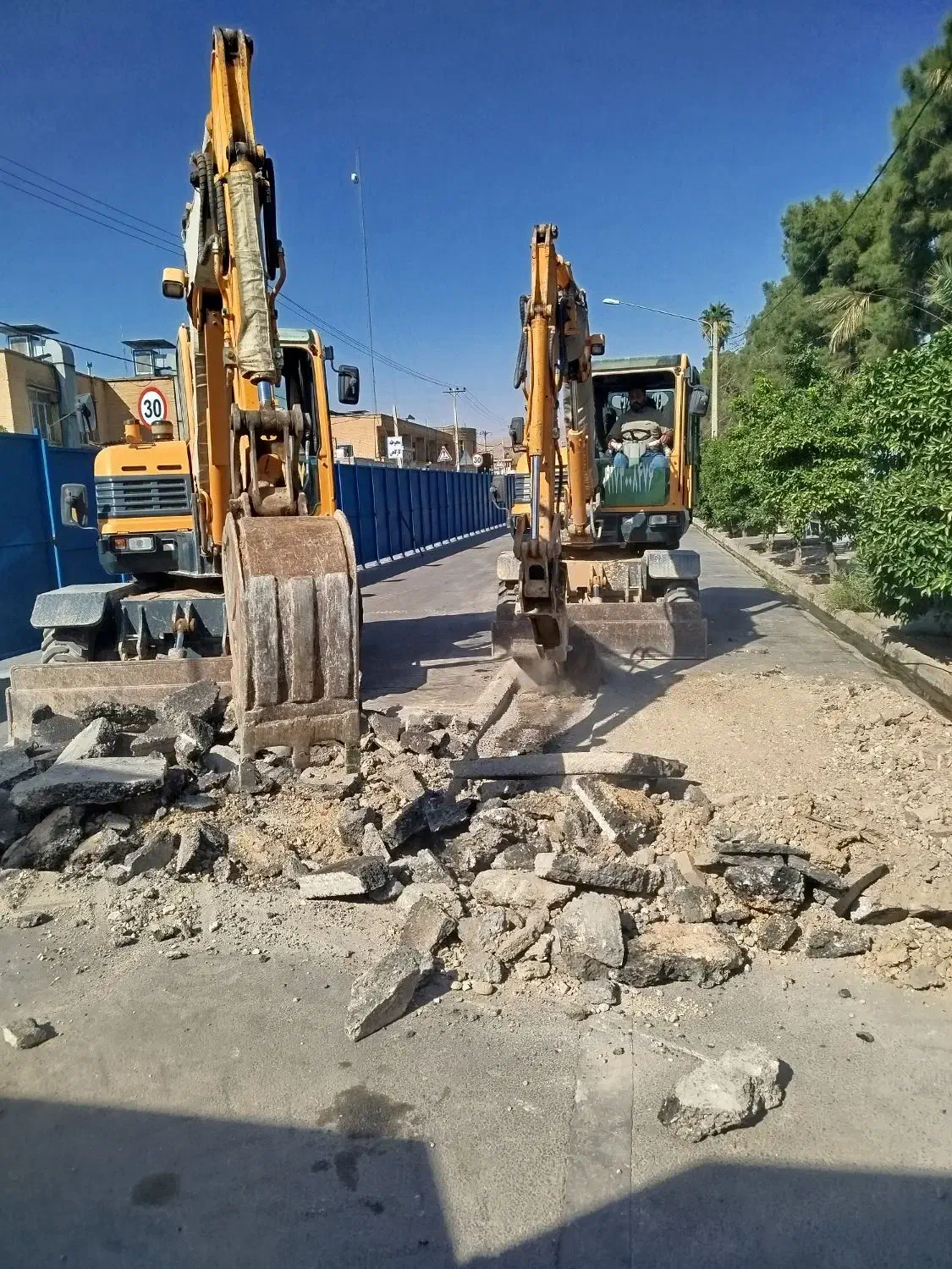 اجاره مینی بیل لاستیکی چکش وپاکت|خدمات حمل و نقل|شیراز, انجیر|دیوار