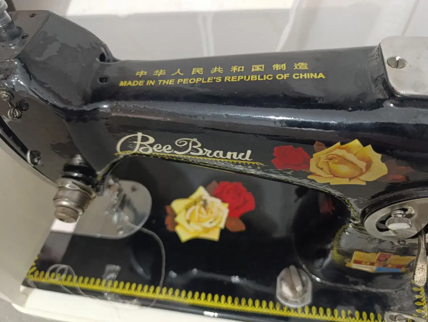 چرخ خیاطی به همراه میز|چرخ خیاطی و ریسندگی|تربتحیدریه, منظر|دیوار