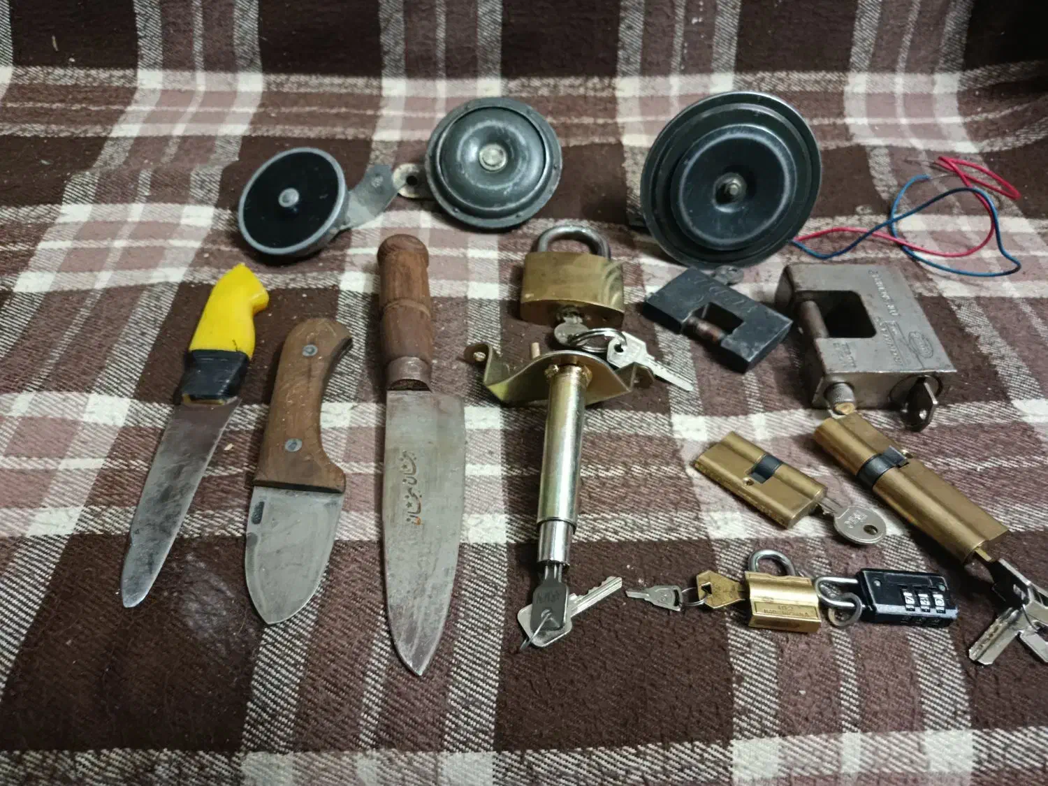 قفل کتابی و آویز ...|کلکسیون اشیاء عتیقه|اصفهان, آفاران|دیوار