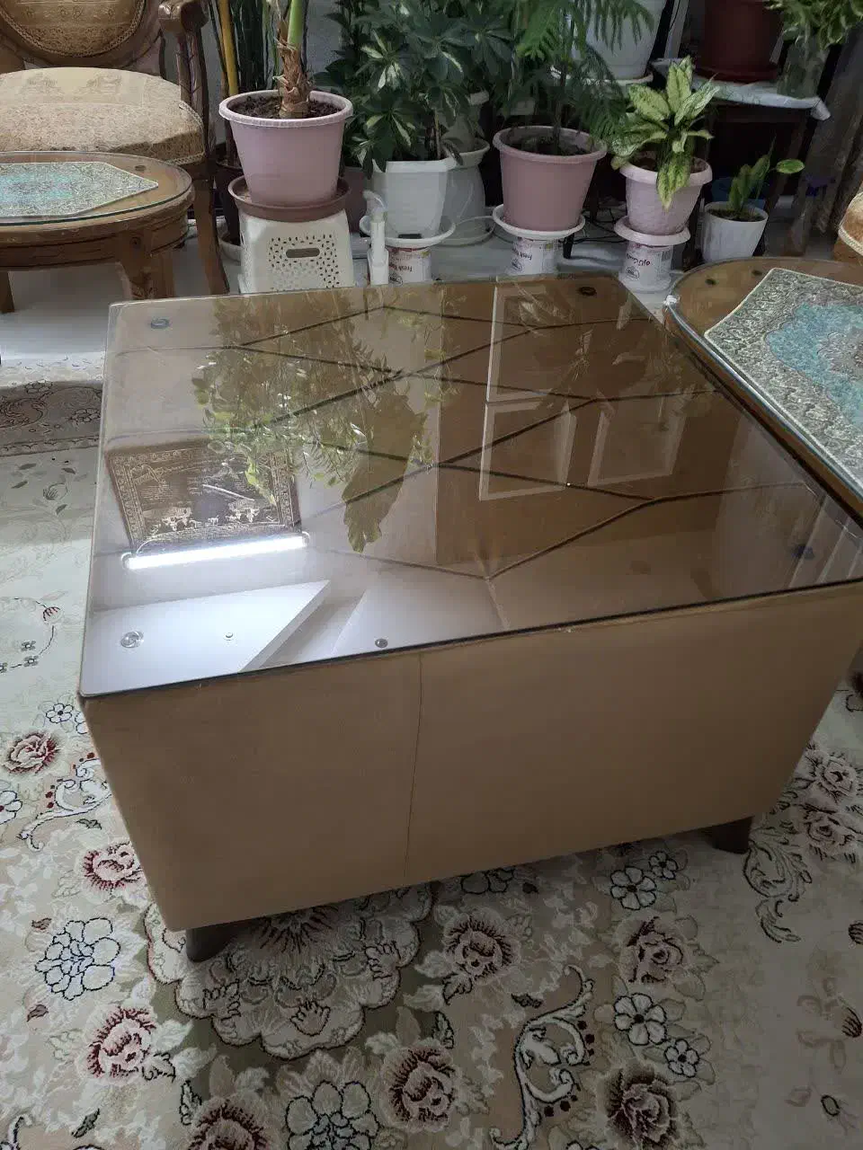 فروش دو دست مبل (سلطنتی و راحتی) با کمترین قیمت|مبلمان خانگی و میز عسلی|فولادشهر, B4|دیوار