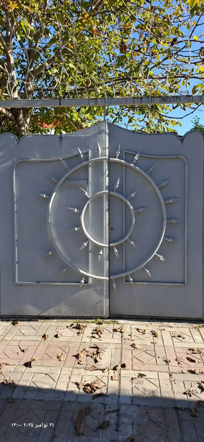 درب حیاط تازه رنگ آمیزی شده|مصالح و تجهیزات ساختمان|چمستان, |دیوار