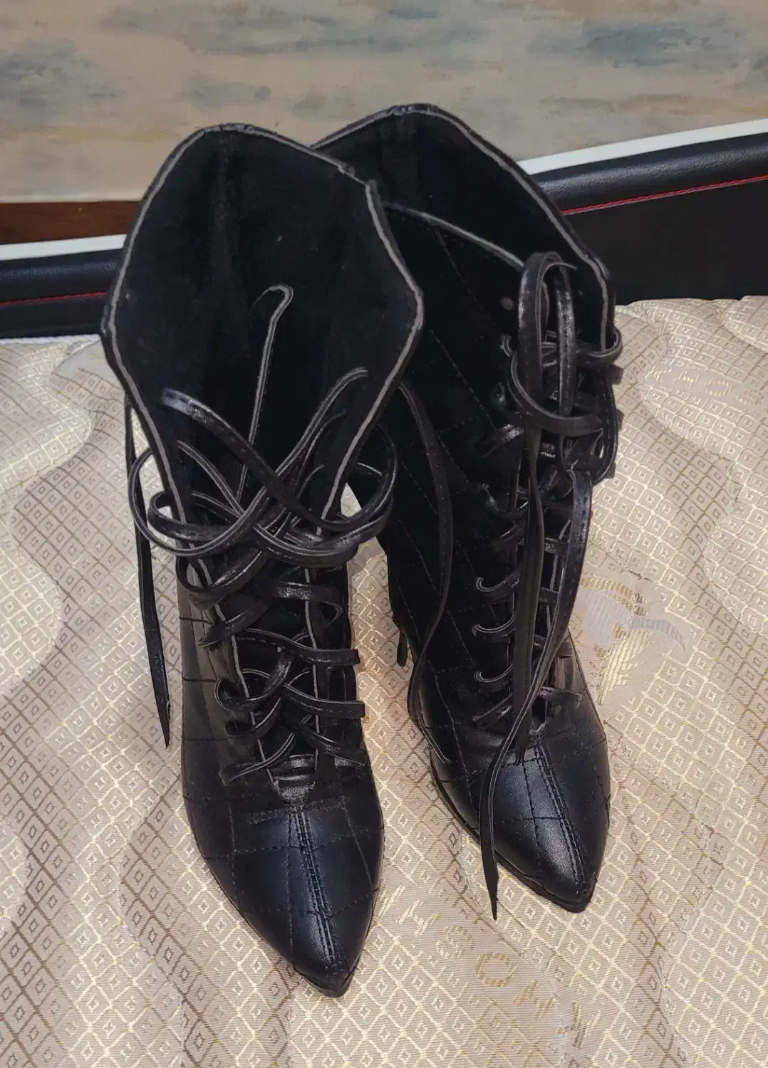 یک جفت پوتین کاملا نو|کیف، کفش، کمربند|اقبالیه, |دیوار