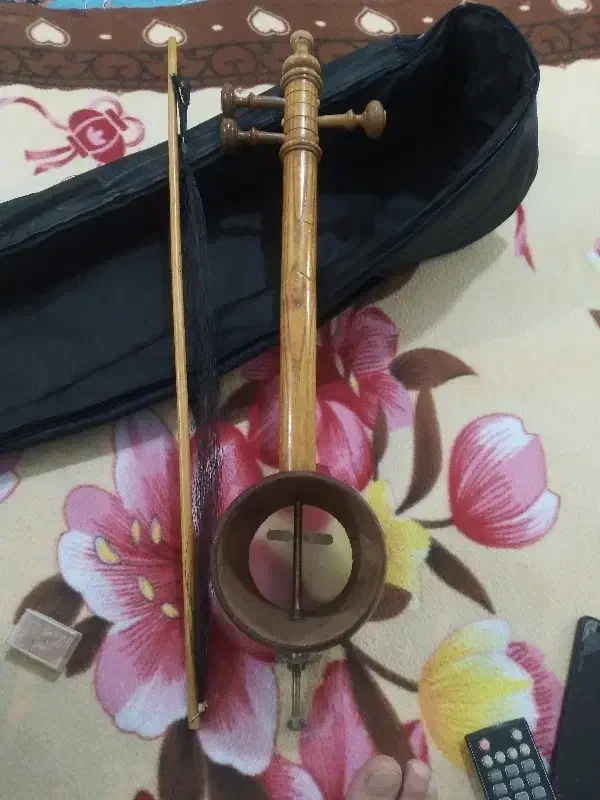 کمانچه لری|سازهای سنتی|صحنه, |دیوار