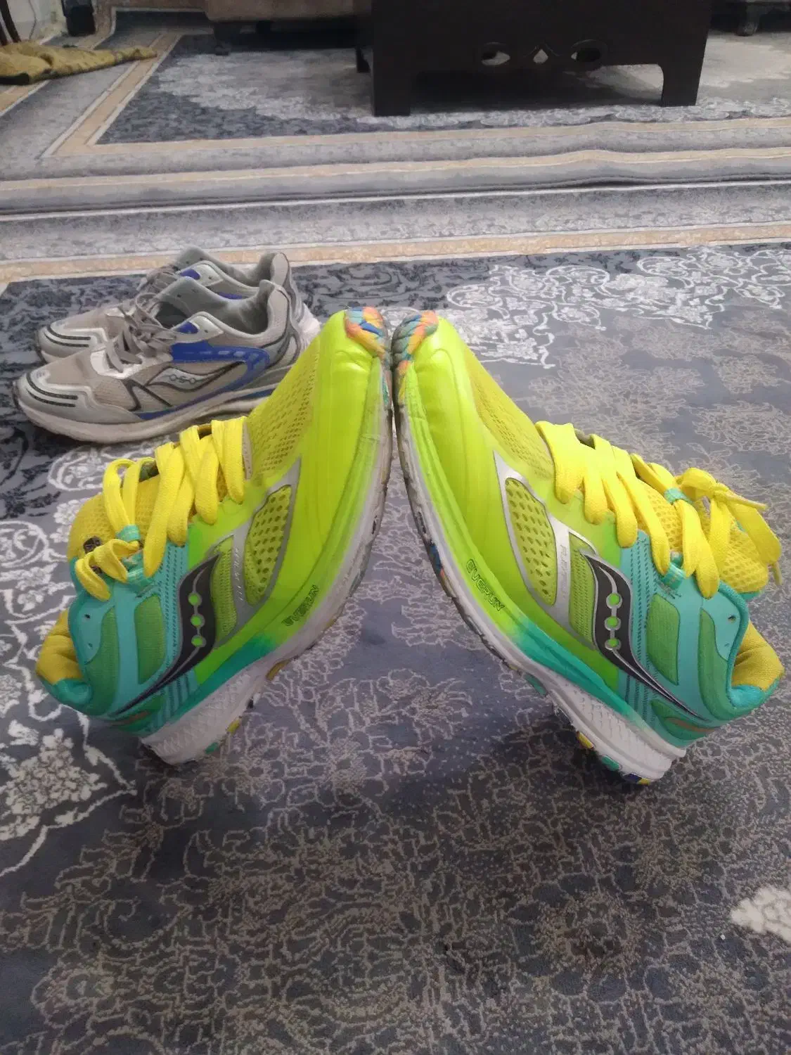 کتونی|کیف، کفش، کمربند|اشتهارد, |دیوار