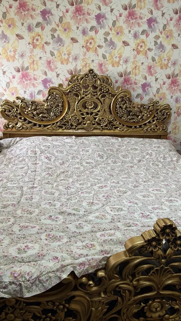 تخت خواب دو نفر سلطنتی در حد نو|تخت و سرویس خواب|صومعهسرا, |دیوار