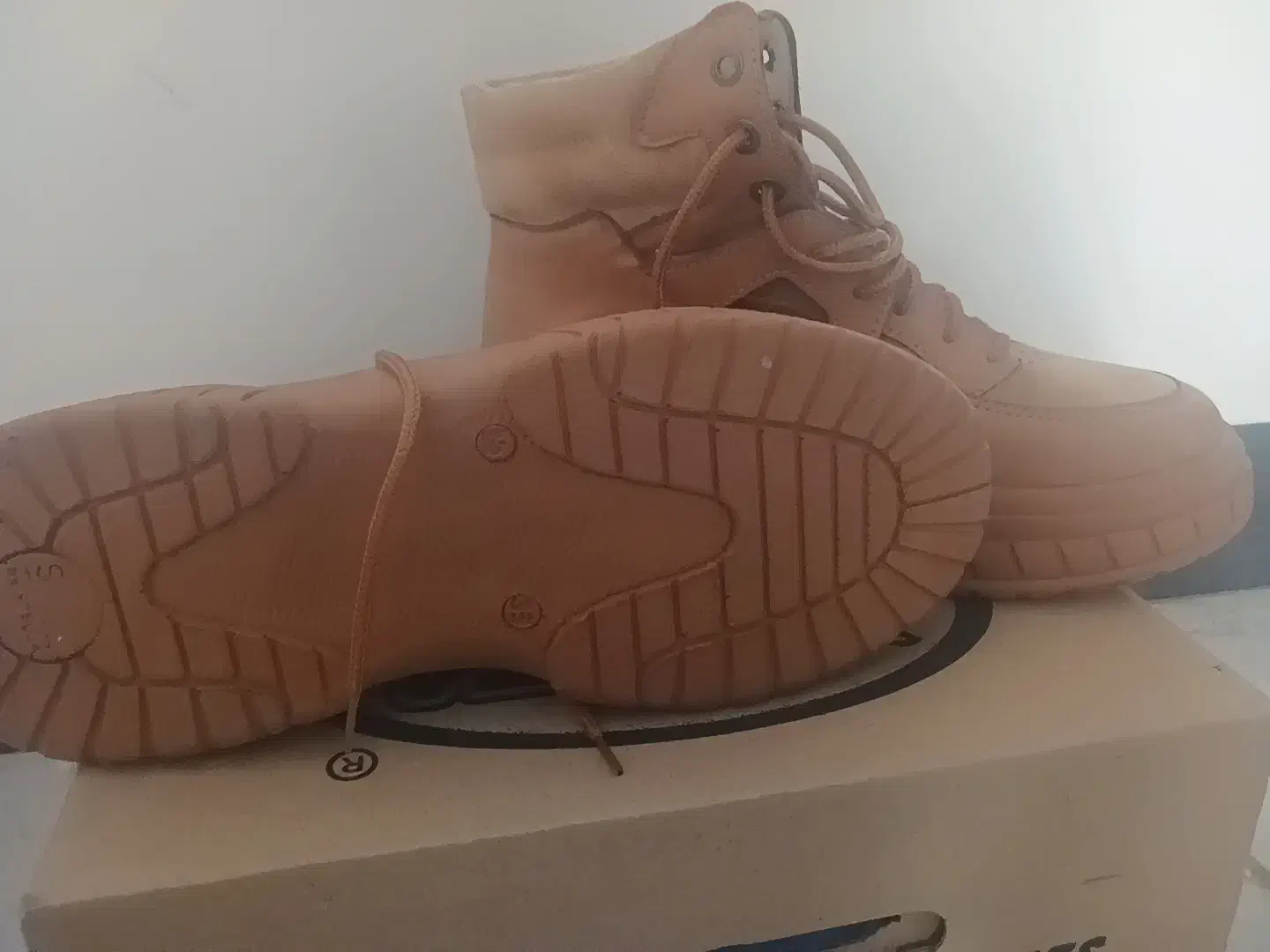 بوت|کیف، کفش، کمربند|شهرکرد, |دیوار