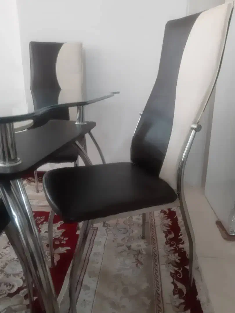 میز ناهارخوری ۴ نفره شیشه ای  تمیز و شیک|میز و صندلی غذاخوری|فولادشهر, مسکن مهر فولادشهر|دیوار