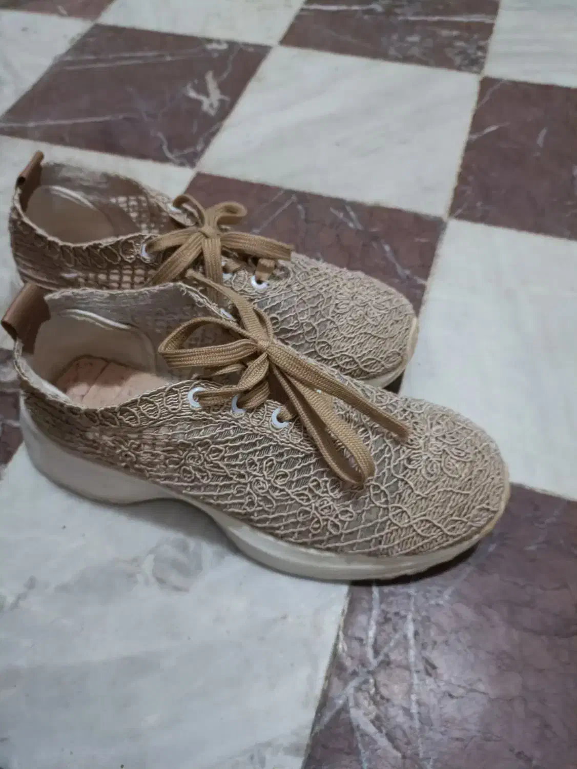 کتونی نو|کیف، کفش، کمربند|رشت, منظریه|دیوار