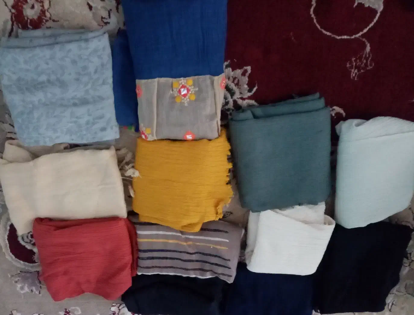 تعدادی روسری و شال فروشی|لباس|قائن, |دیوار