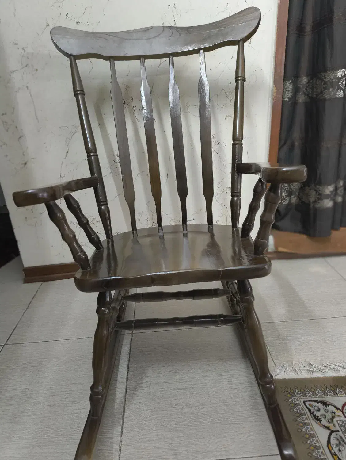 صندلی مادربزرگ|صندلی و نیمکت|اصفهان, سروستان|دیوار