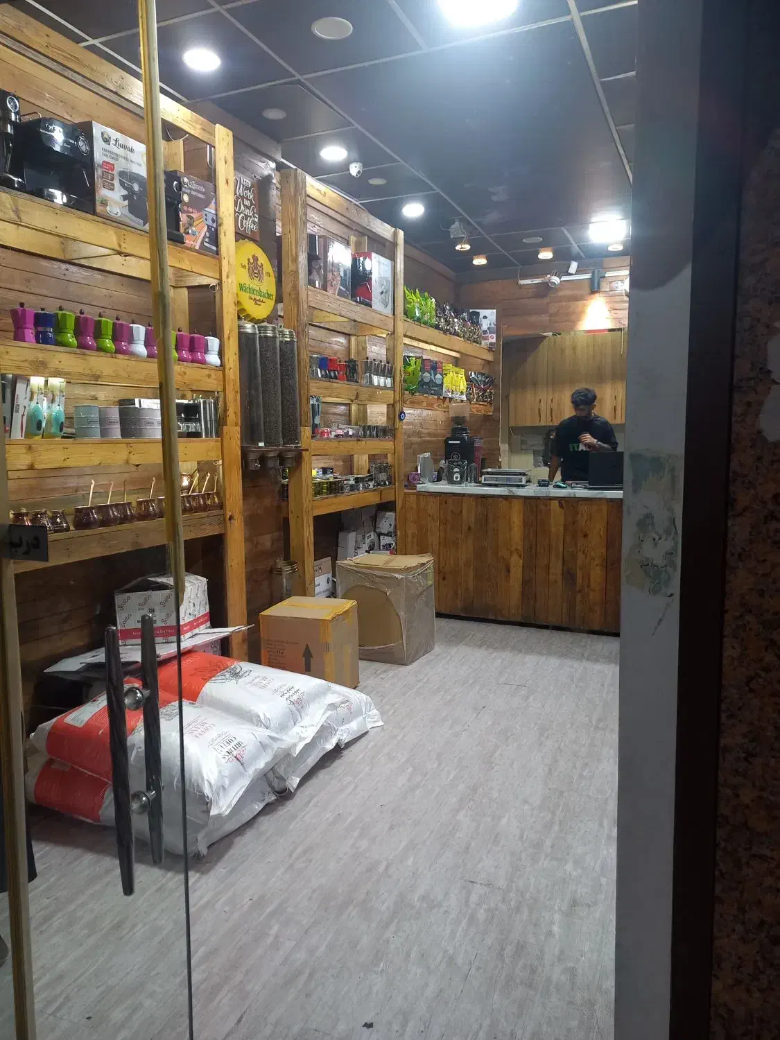 مغازه دو بهر|اجارهٔ مغازه و غرفه|پرند, فاز ۲|دیوار