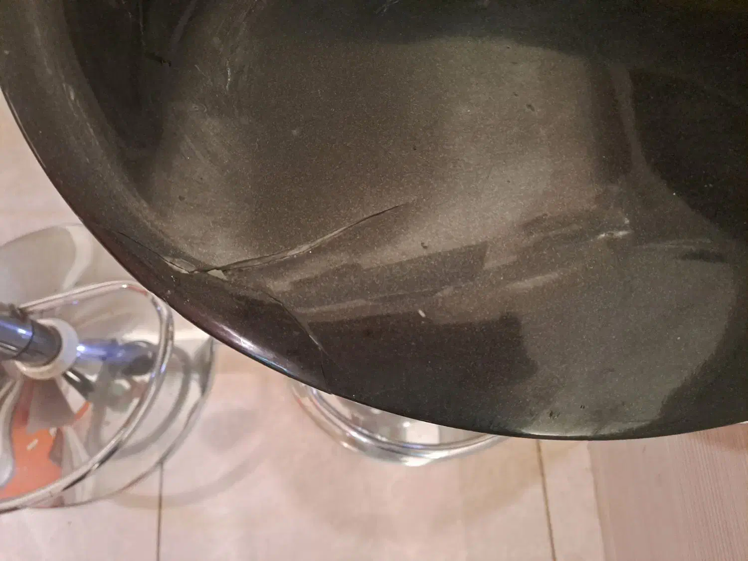 دو عدد صندلی ضامن دار سیاه سفید|صندلی و نیمکت|پرند, فاز ۳|دیوار