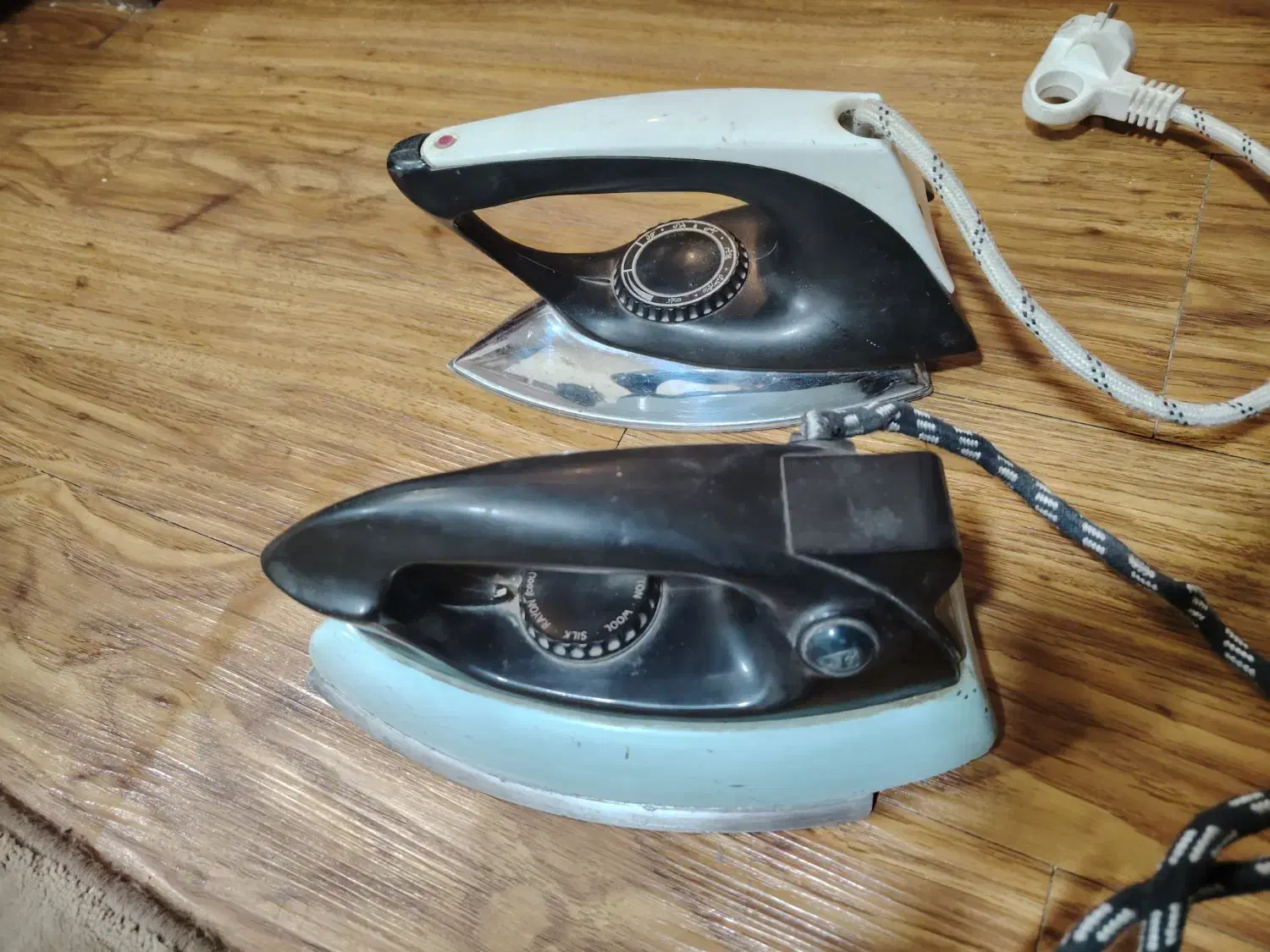 اتو قدیمی|کلکسیون اشیاء عتیقه|اصفهان, بوستان آینه خانه|دیوار