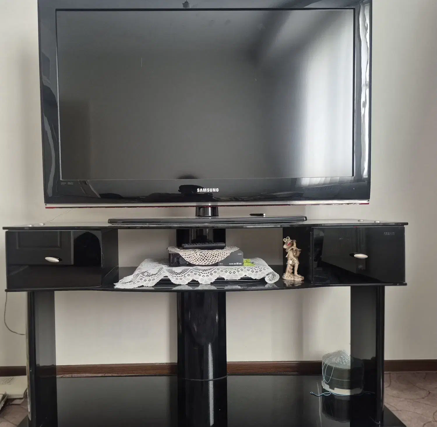 تولیوزیون سامسونگ۴۰اینچ ب همراه میز تلویزیون|تلویزیون و پروژکتور|فردیس, نگارستان|دیوار