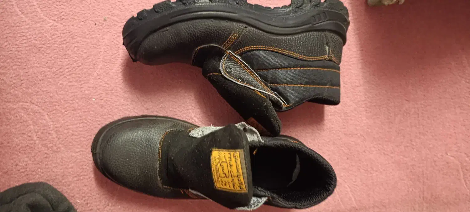 کفش و پوتین کار|کیف، کفش، کمربند|رشت, رشتیان|دیوار