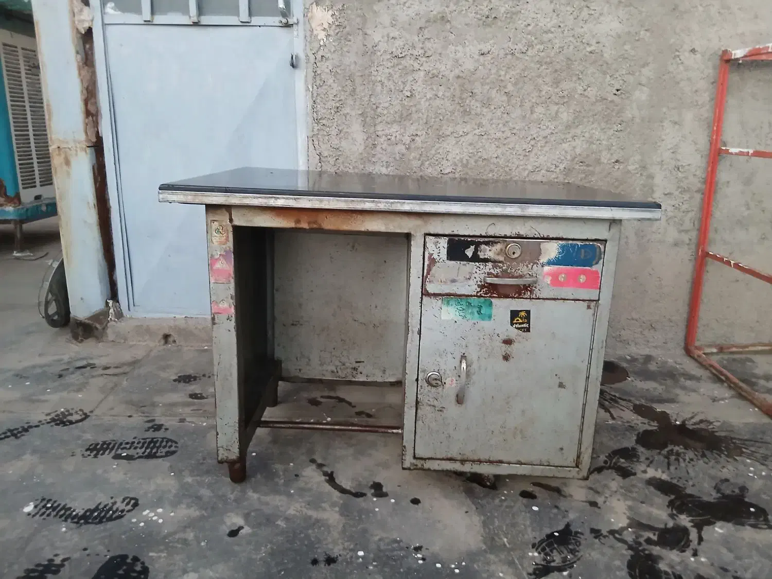 میز فلزی|دفتر کار|نیشابور, کوی یغما|دیوار