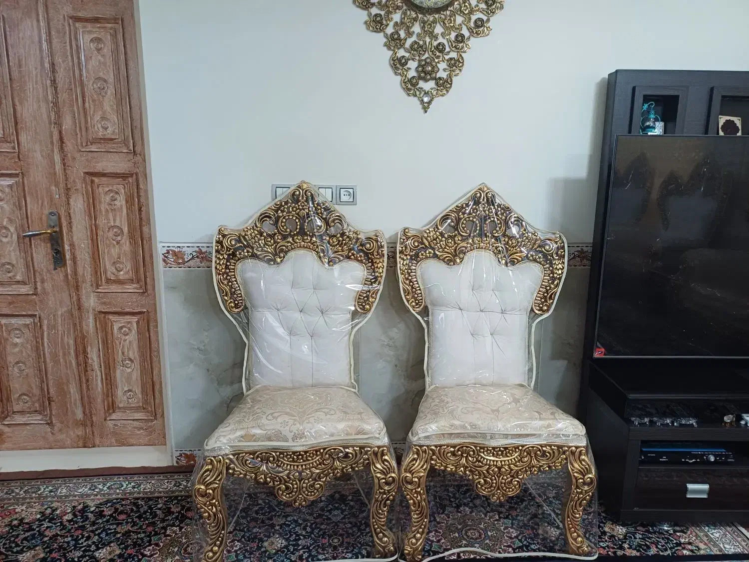 مبل سلطنتی طلایی|مبلمان خانگی و میز عسلی|بهار, |دیوار