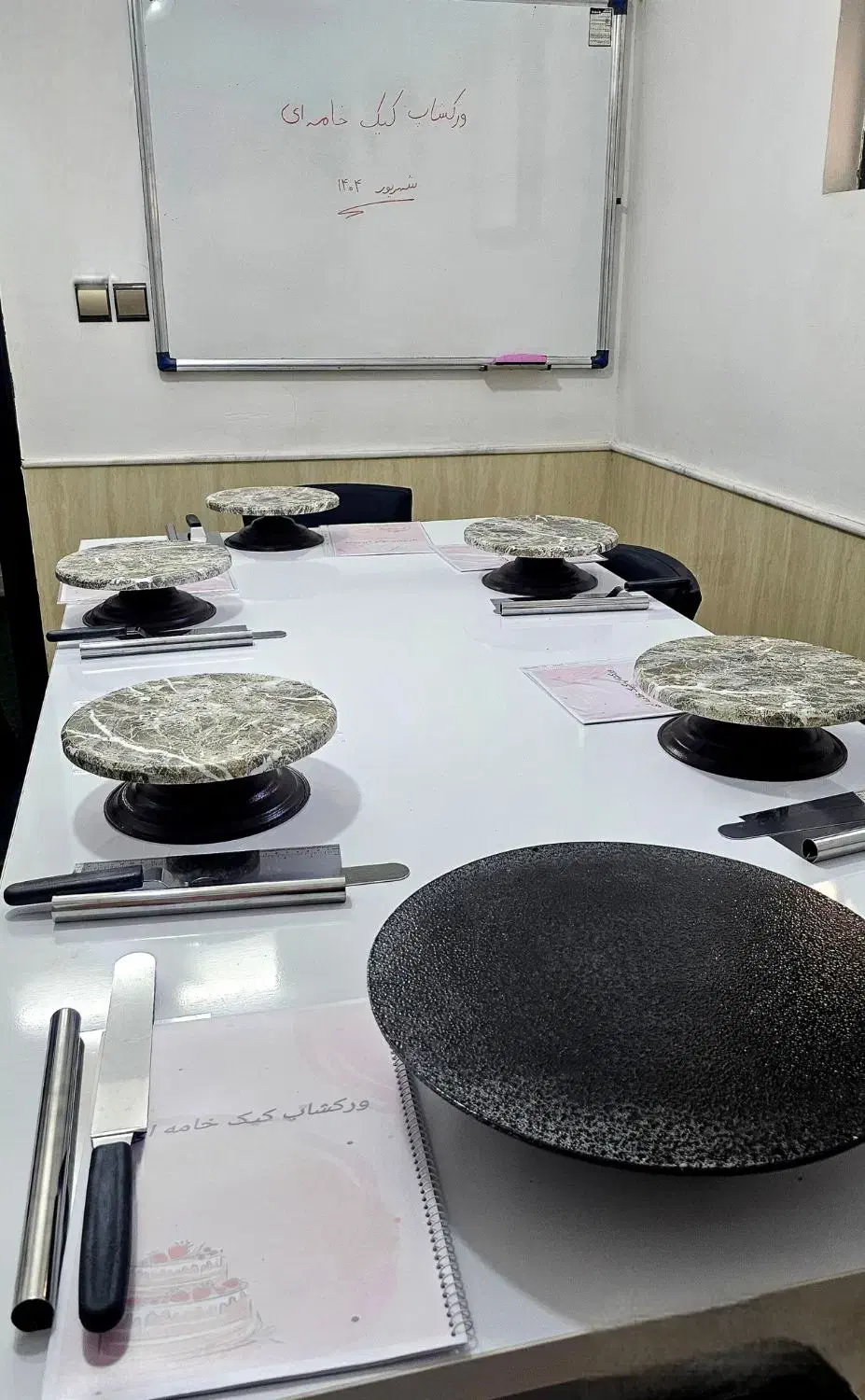 کرایه آموزشگاه برای آموزش کیک وکارهای هنری|اجارهٔ کوتاه‌مدت دفتر کار و فضای آموزشی|قم, بنیاد|دیوار