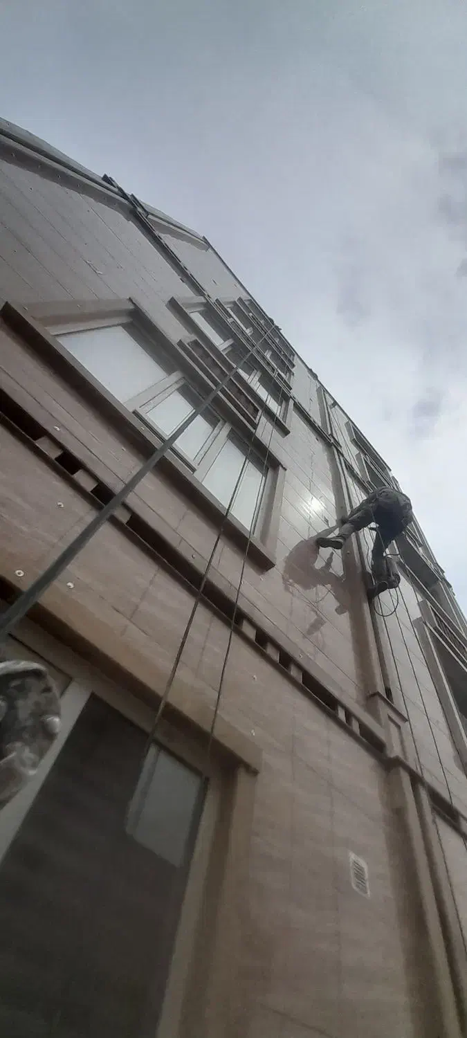 پیچ ورولپلاک نما کار در ارتفاع درزانقطاع طناب راپل|خدمات پیشه و مهارت|کرج, باغستان|دیوار