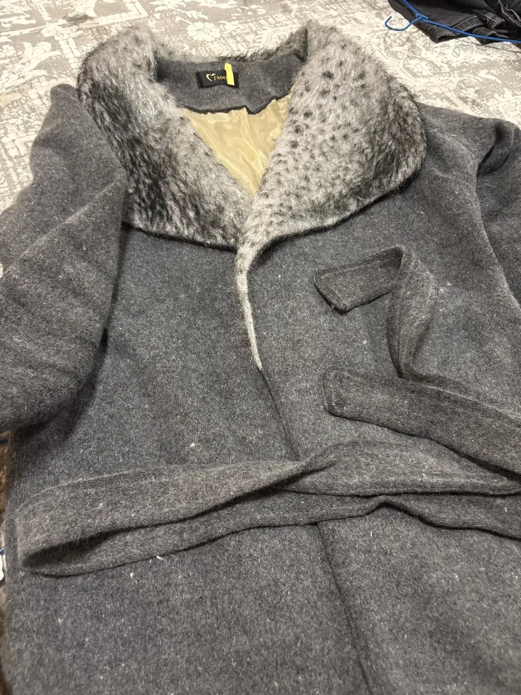 پالتو طوسی|لباس|مشهد, سرافرازان|دیوار