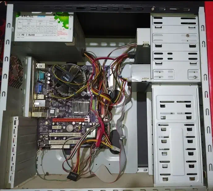 کیس و مانیتور قدیمی|قطعات و لوازم جانبی رایانه|اصفهان, شهرک کاوه|دیوار