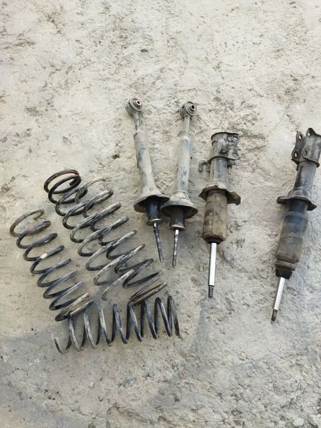 چهار عدد کمک و فنر پراید  سالم|قطعات یدکی و لوازم جانبی|همدان, |دیوار