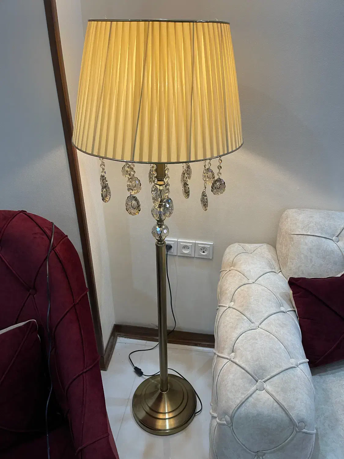 آباژور ایستاده کنار سالنی|چراغ خواب و آباژور|کرج, شهرک نهال و بذر|دیوار