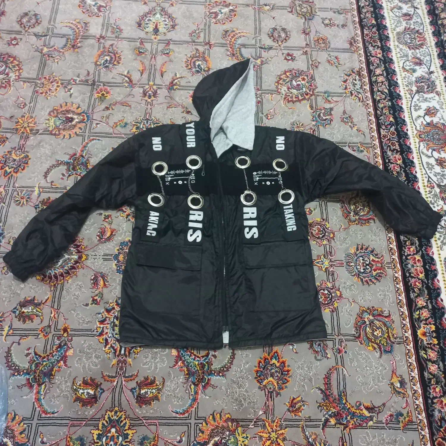 کاپشن کلاه دار|لباس|رباط‌کریم, رباط‌کریم|دیوار