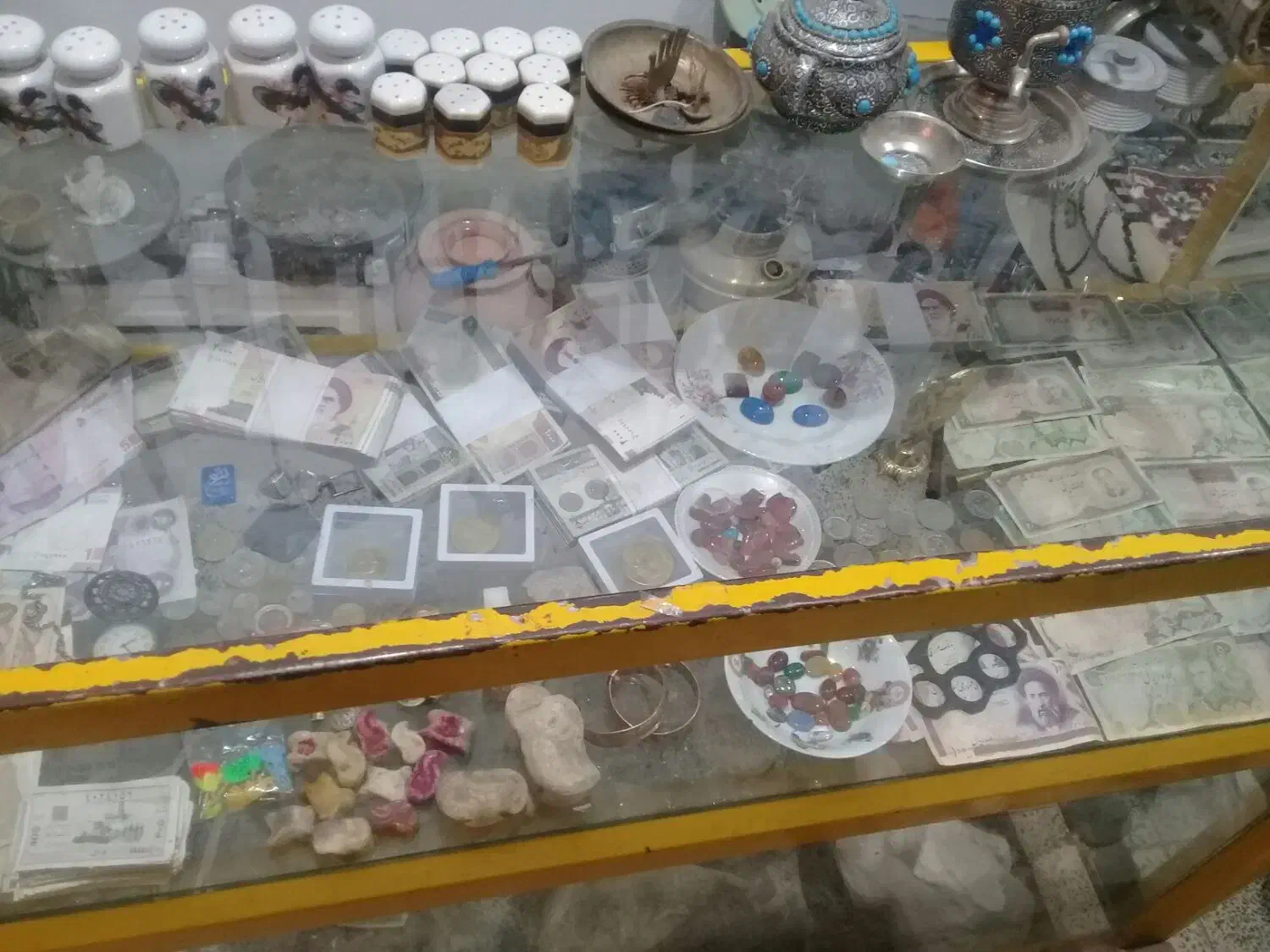 مغازه انتیک|کلکسیون اشیاء عتیقه|کبودرآهنگ, |دیوار