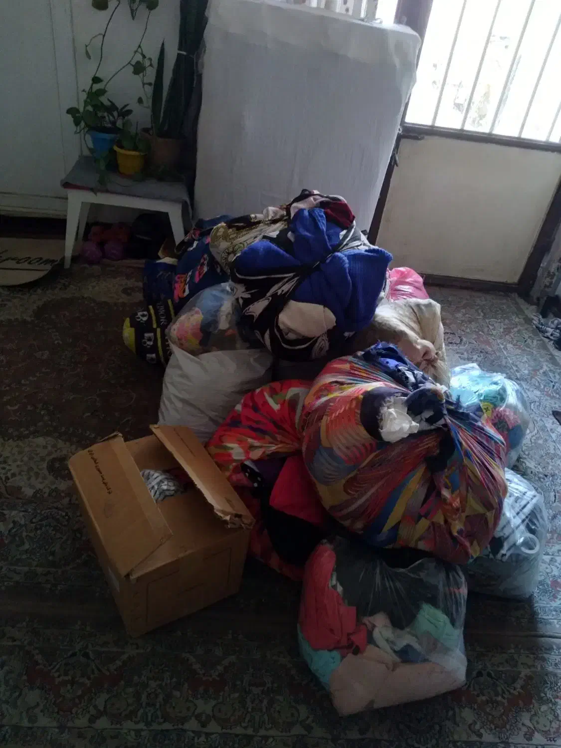 تعداد زیادی لباس زنانه مانتو شلوار شومیز کاپشن کیف|لباس|بومهن, |دیوار