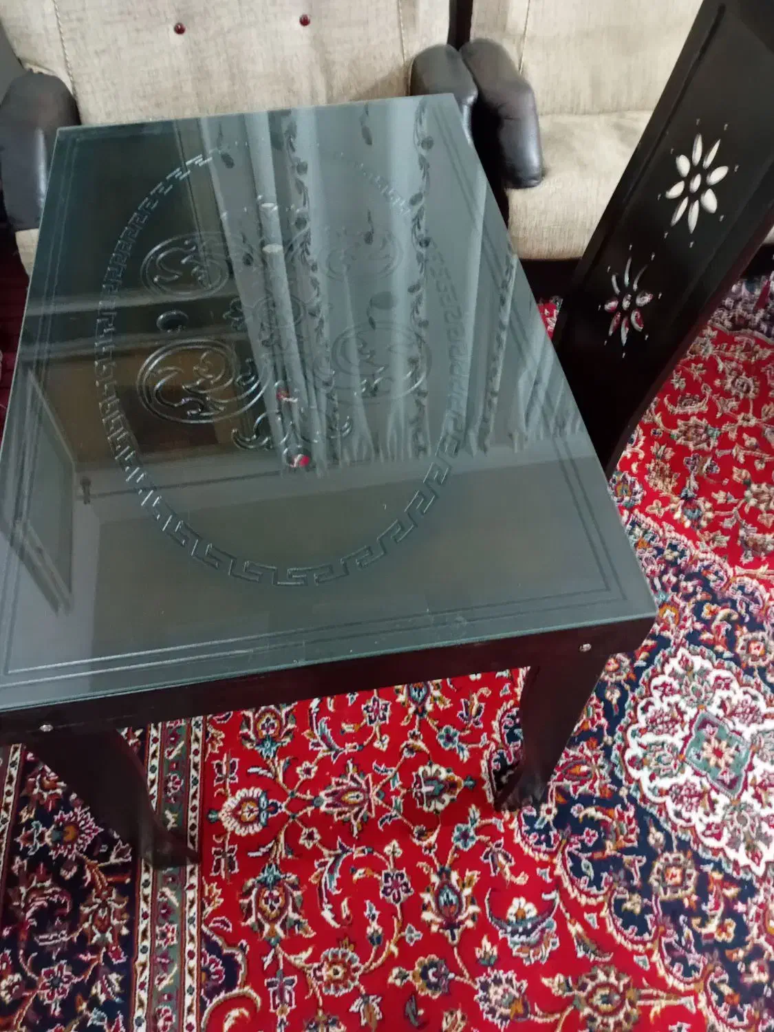 میز چهار نفره|میز و صندلی غذاخوری|کاشان, باغ ماجد|دیوار