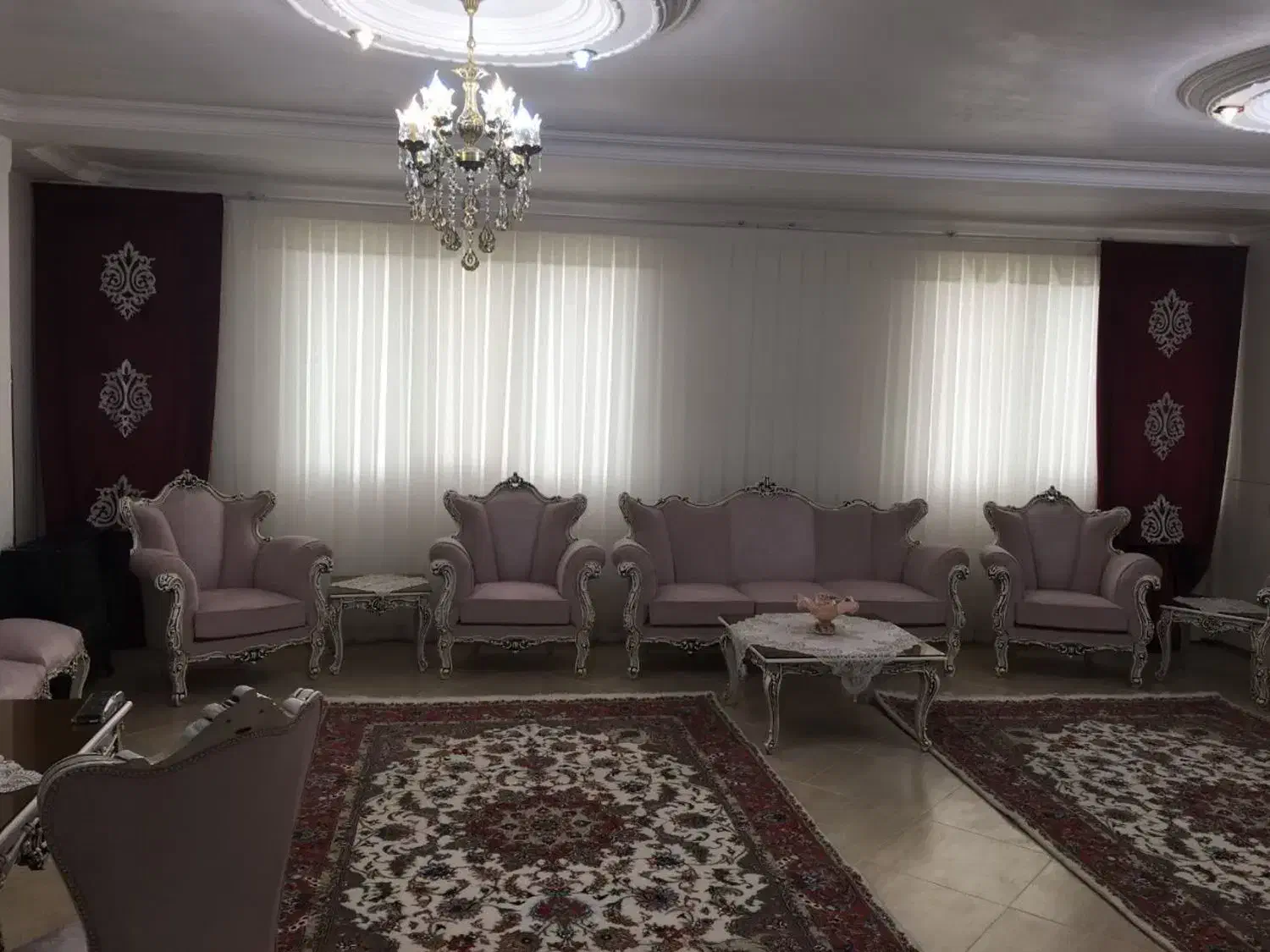 کنار پرده مخمل|پرده، رانر، رومیزی|میانه, |دیوار