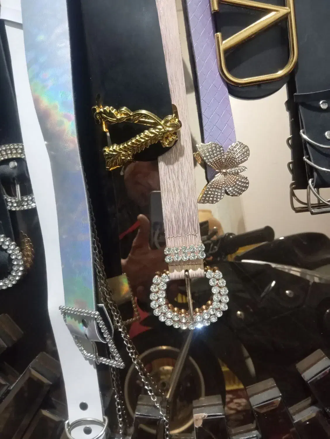 تعدادی کمربند جنس مارک نو، وتعدادی لباس زنانه|لباس|مرودشت, نقش رستم|دیوار